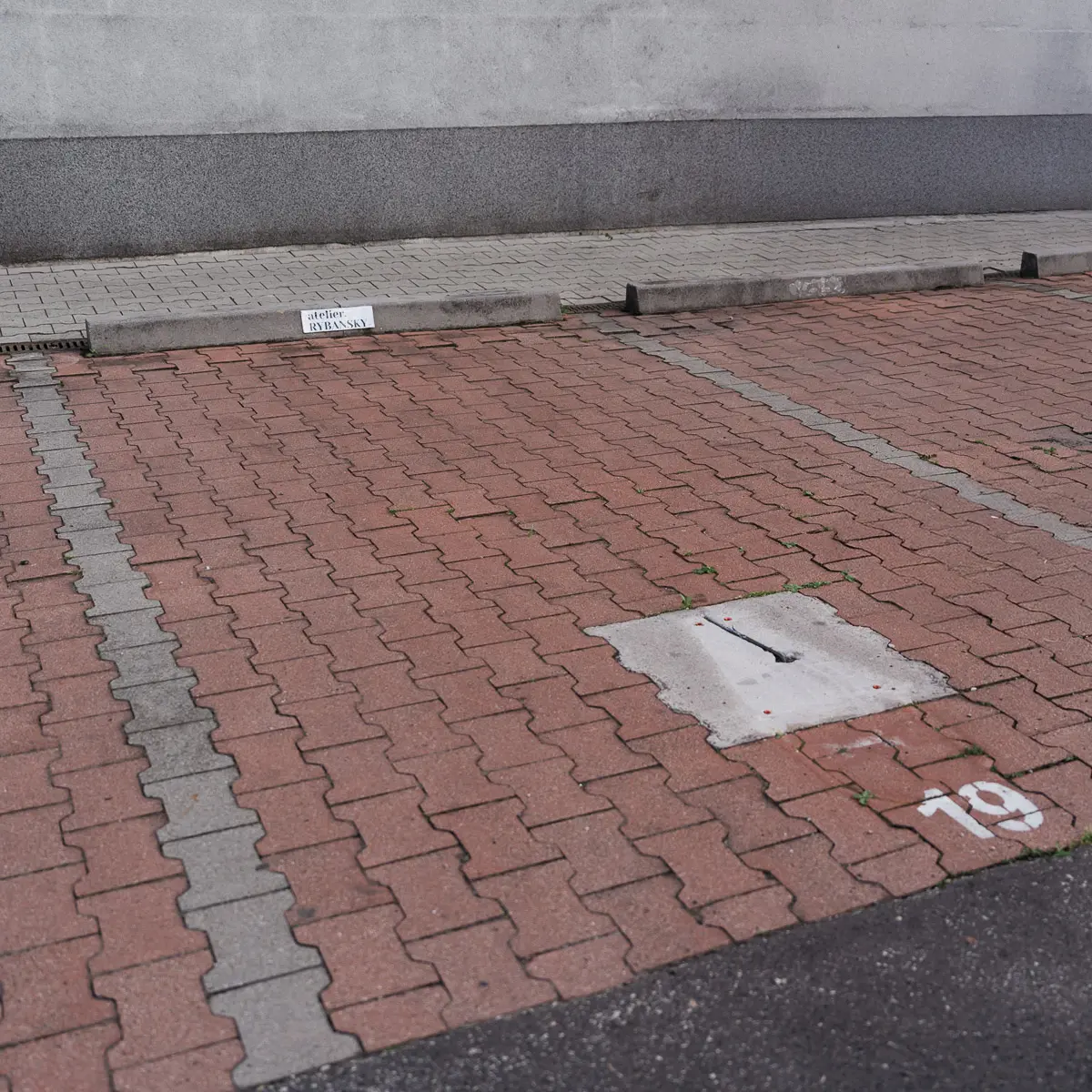 Parkovanie pri budove — miesto č. 19